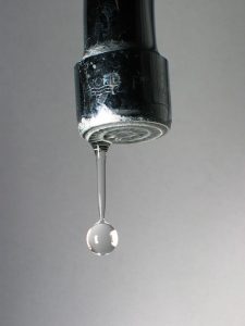 576px-Dripping_faucet_1